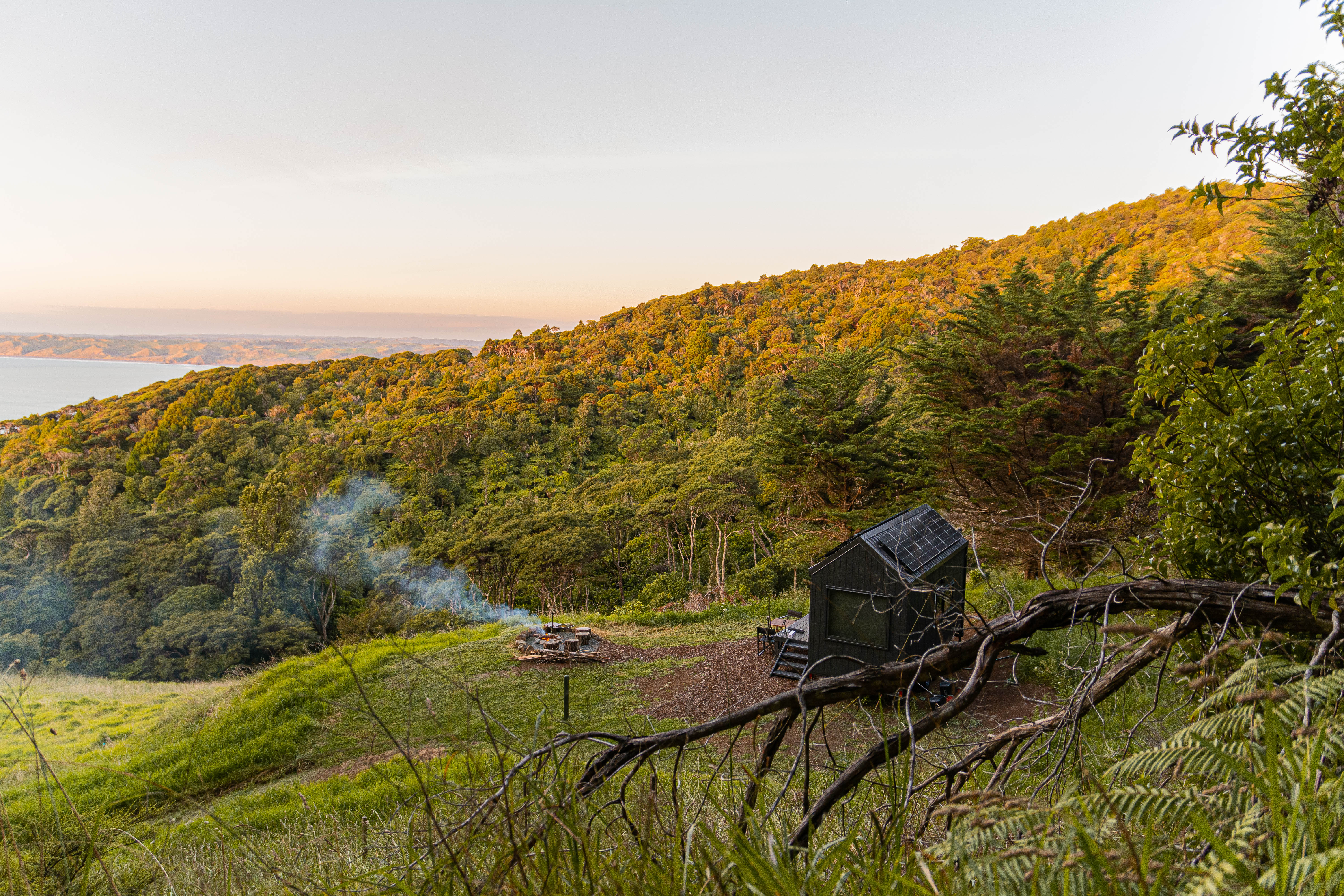 Raglan hilltop retreat - Tiny home with breathtaking views - travel escape.