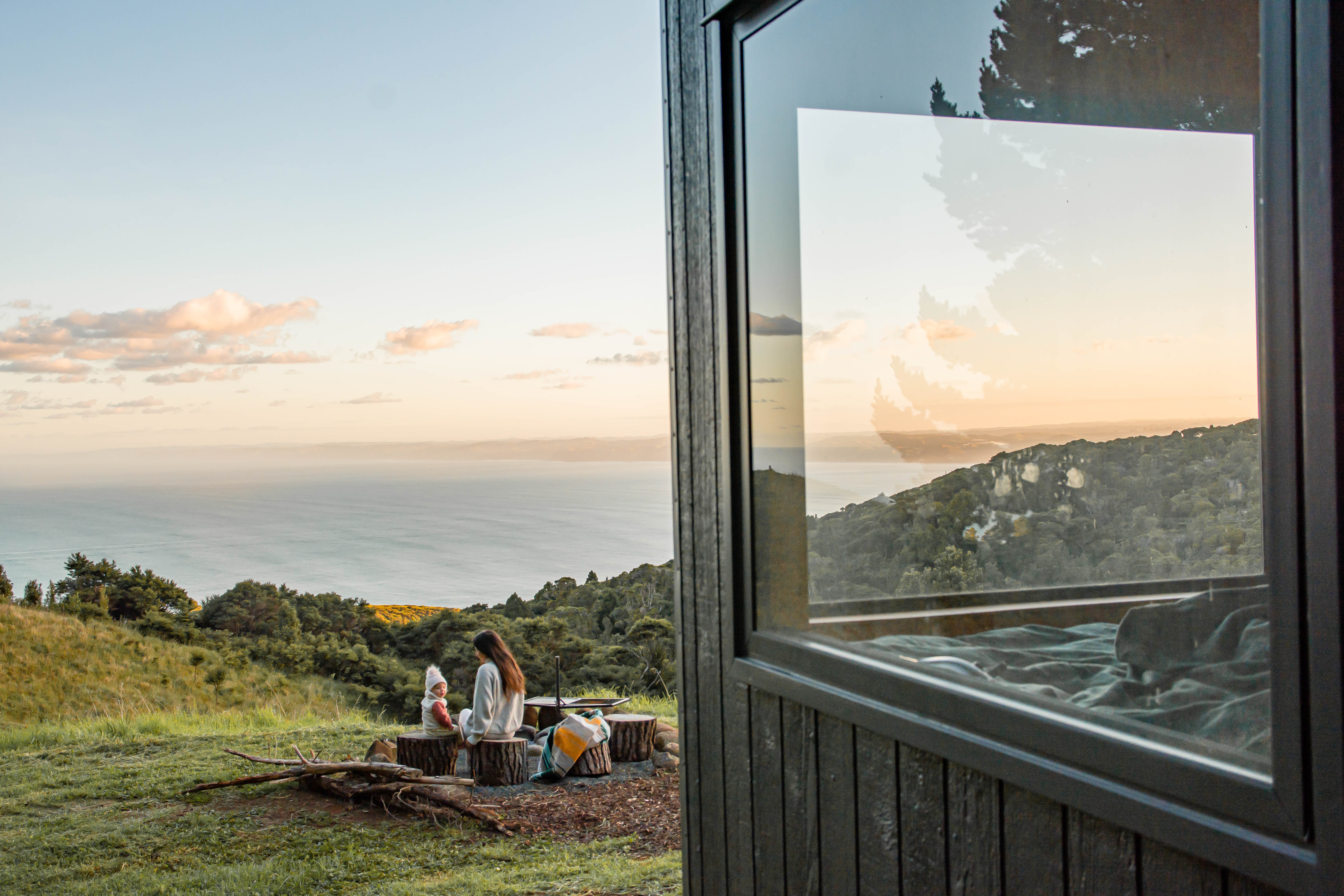 Enjoying breakfast with a stunning view from our Raglan hilltop retreat - Tiny home escape.