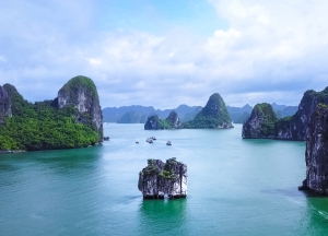 Ha Long Bay boat tour showcasing stunning limestone karsts and scenic beauty.